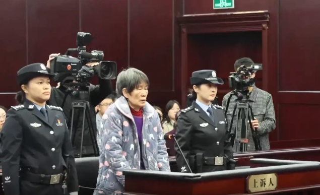  曾拿滚烫的水浇到5岁女孩头上！重审人贩子余华英，每一笔罪恶都不能被放过 