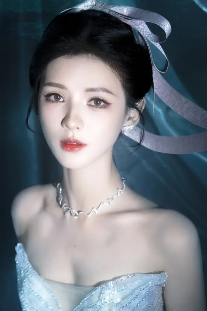 34岁美成在逃公主！张予曦抹胸星光裙全网刷屏，这套封神造型我看了100遍！