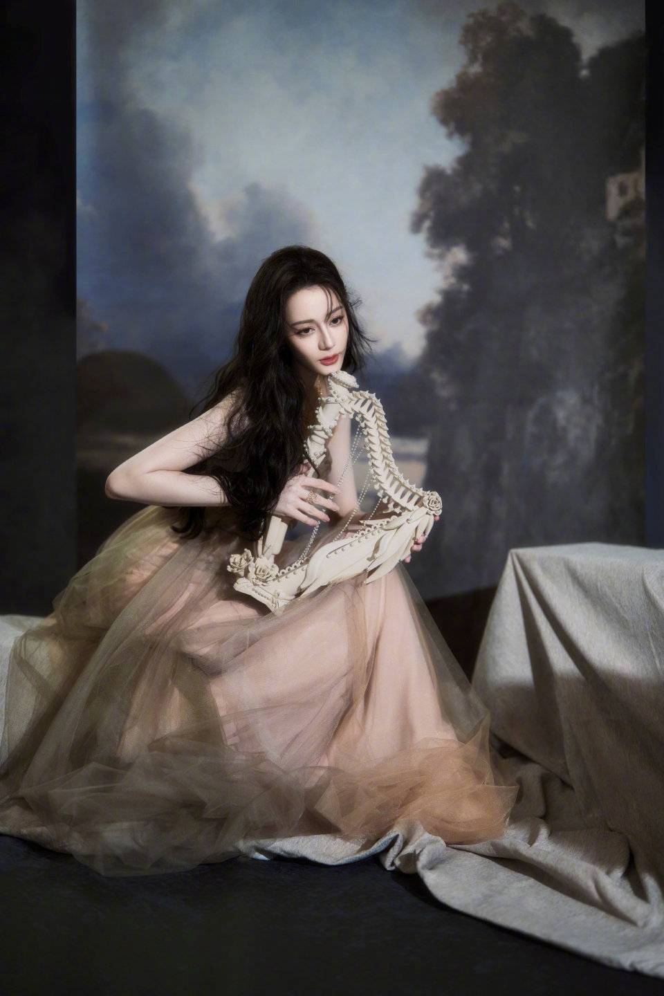 迪丽热巴手拿古老的拨弦乐器竖琴，造型优美艺术氛围感复古写真图片