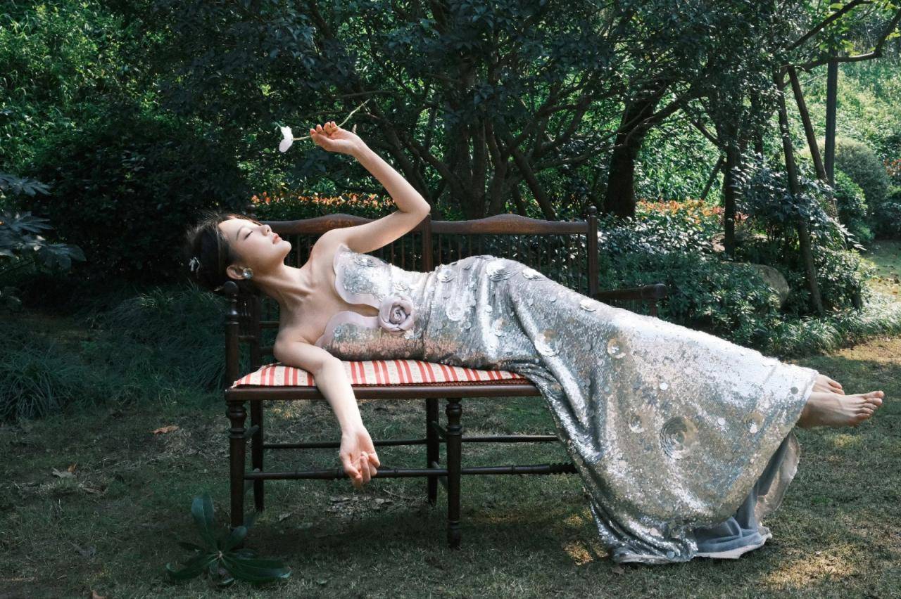 李一桐银色玫瑰礼服穿搭浪漫公园优雅婉约写真图片