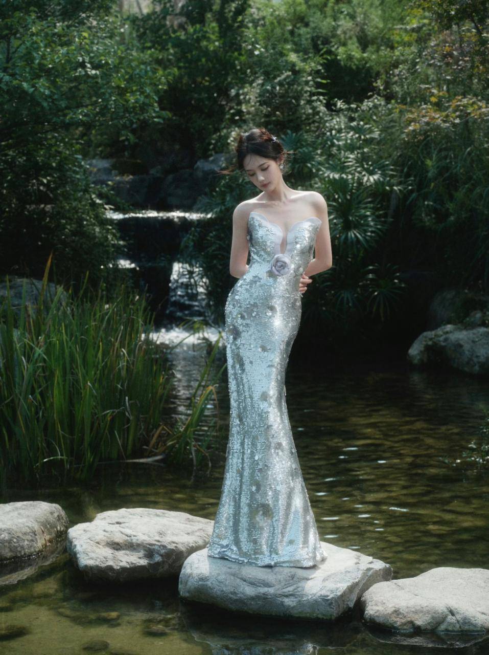 李一桐银色玫瑰礼服穿搭浪漫公园优雅婉约写真图片