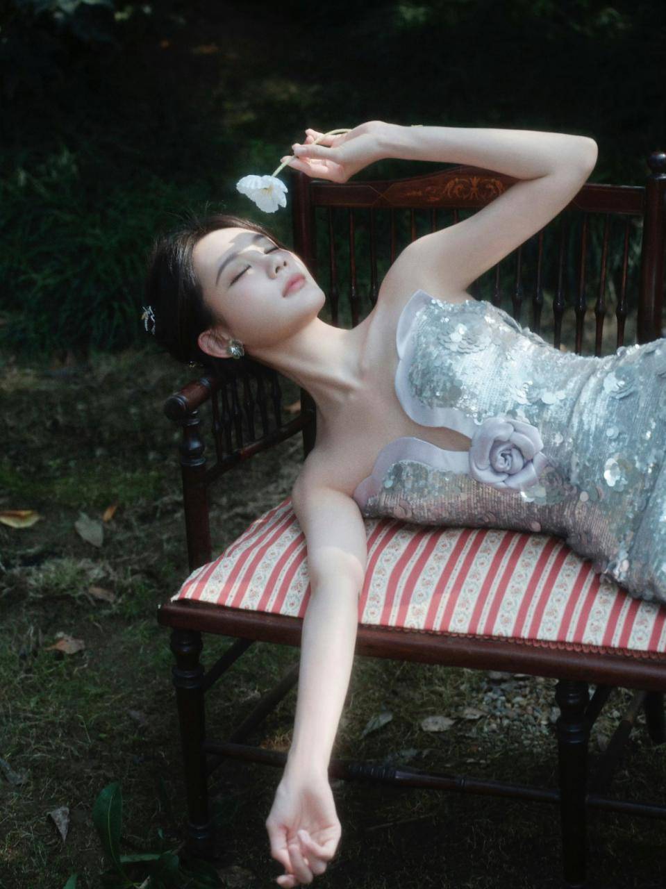 李一桐银色玫瑰礼服穿搭浪漫公园优雅婉约写真图片