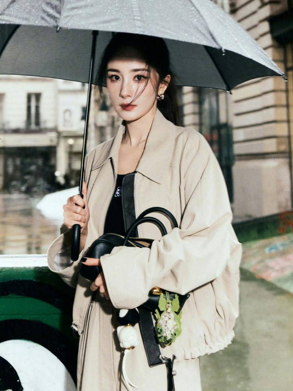 杨幂亮相巴黎时装周，一袭利落卡其色套装，穿行于雨后的巴黎街角时髦街拍写真