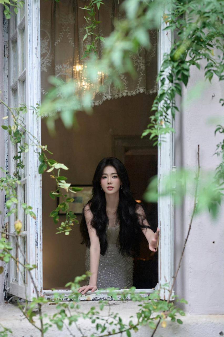 白鹿温柔卷发搭配低胸抹胸闪亮连衣裙清丽优雅写真图片