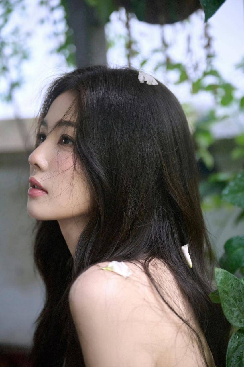 白鹿温柔卷发搭配低胸抹胸闪亮连衣裙清丽优雅写真图片