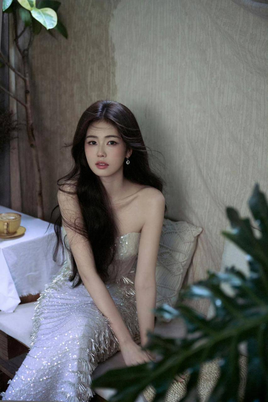 白鹿温柔卷发搭配低胸抹胸闪亮连衣裙清丽优雅写真图片