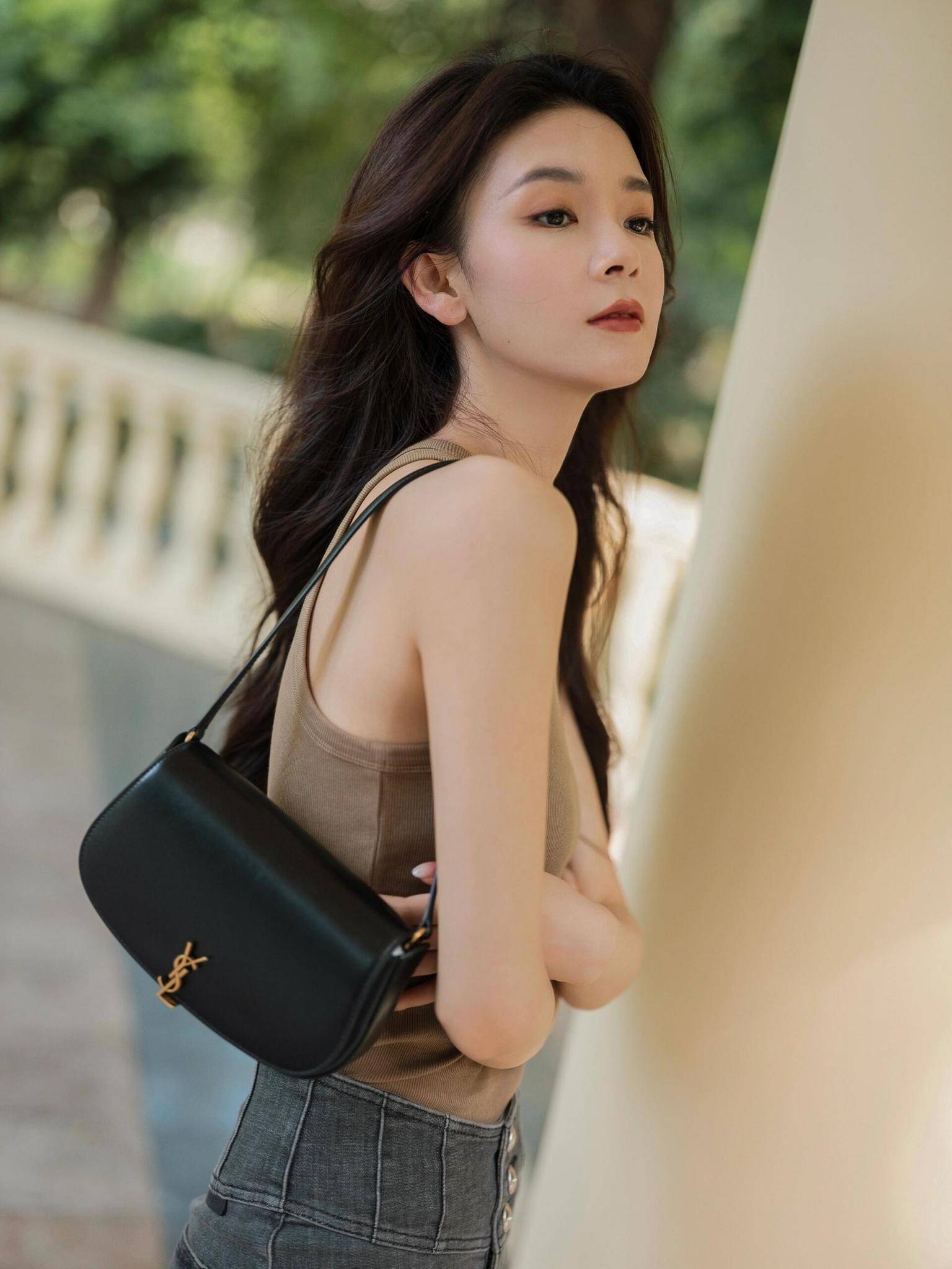 陈瑶木质调背心加牛仔裤时尚穿搭街拍气质美照图集