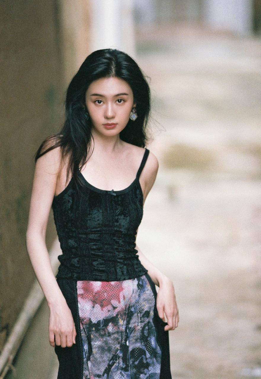 郑合惠子黑色吊带裙穿搭漫步老街复古气质美照图集