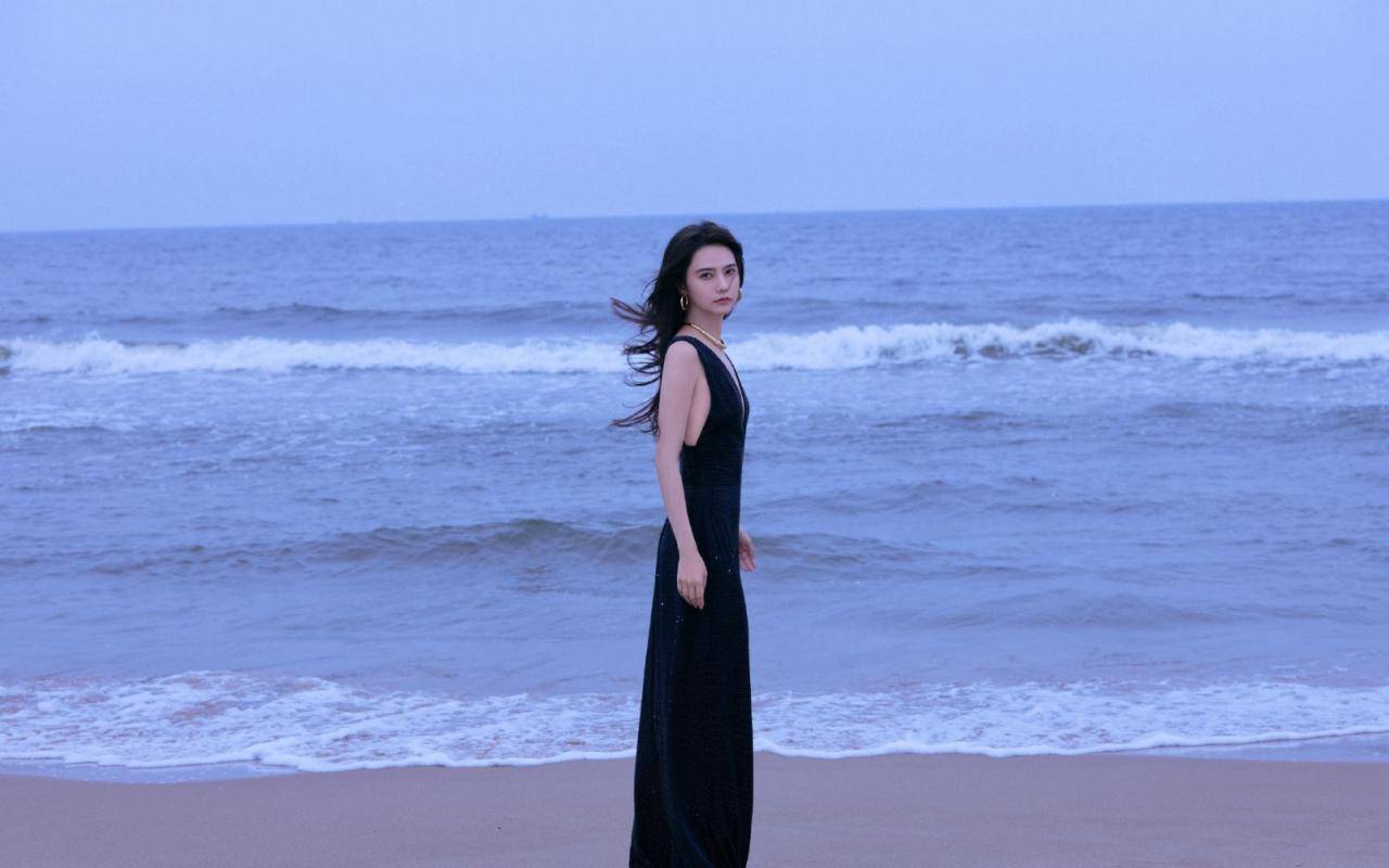 姜珮瑶一袭黑色深V长裙海边浪漫写真图片