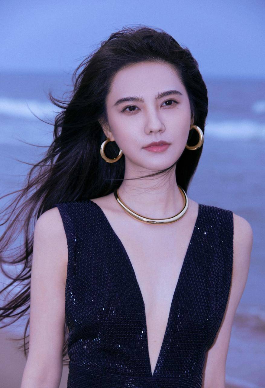 姜珮瑶一袭黑色深V长裙海边浪漫写真图片