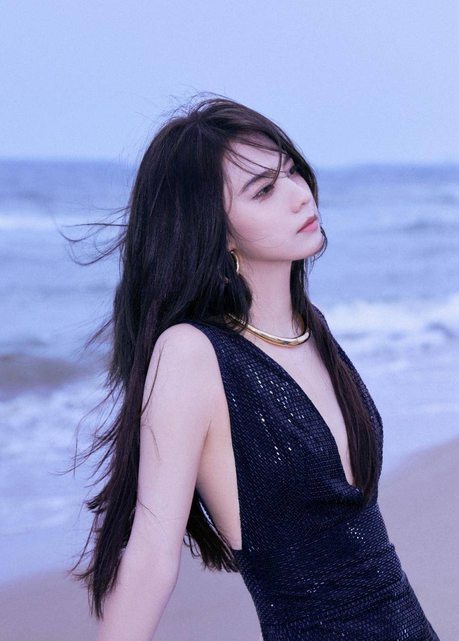 姜珮瑶一袭黑色深V长裙海边浪漫写真图片