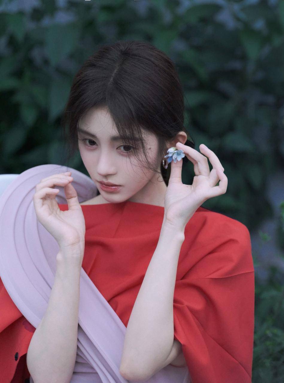 鞠婧祎复古温婉穿搭写真图集