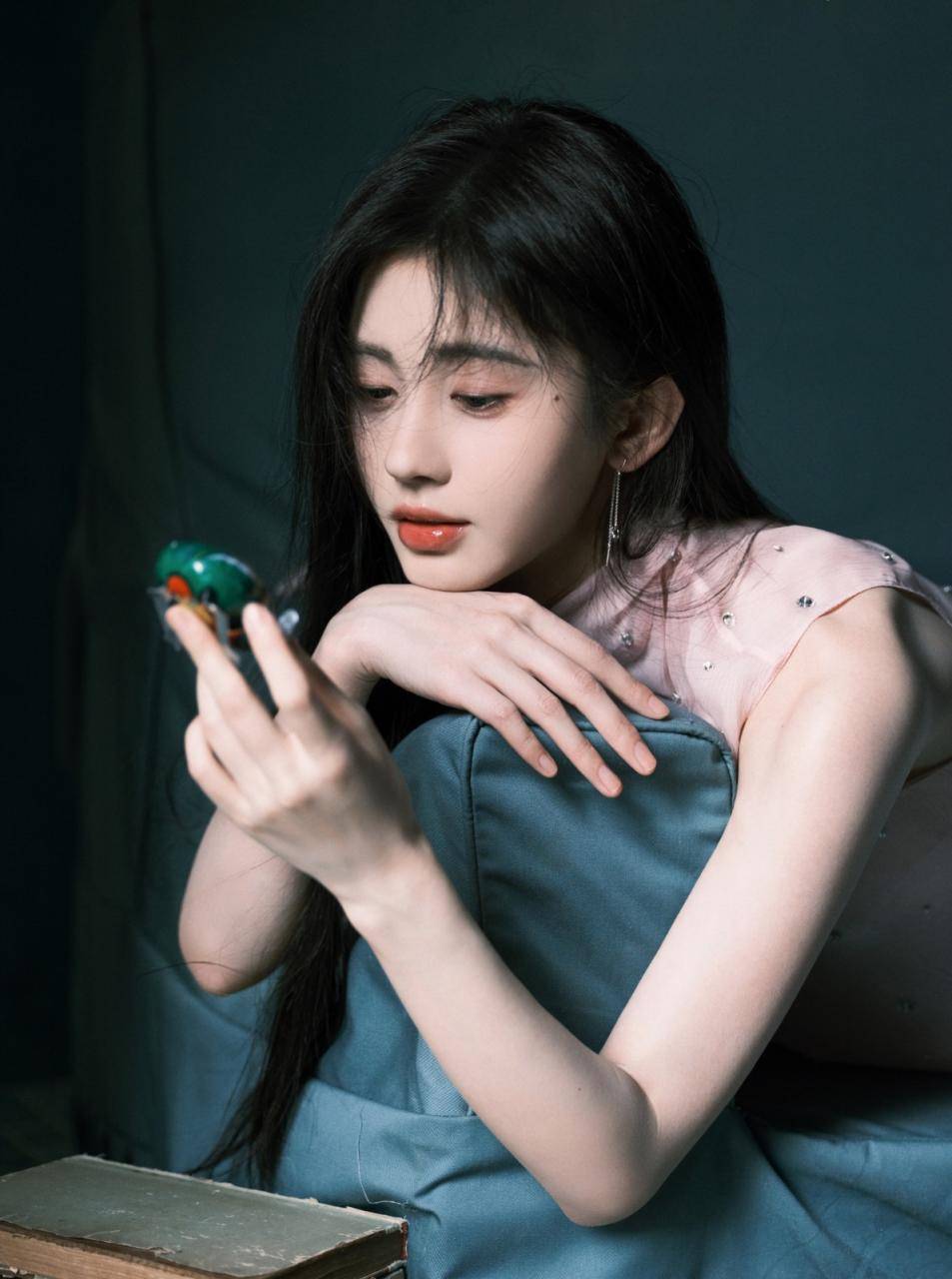 鞠婧祎复古温婉穿搭写真图集