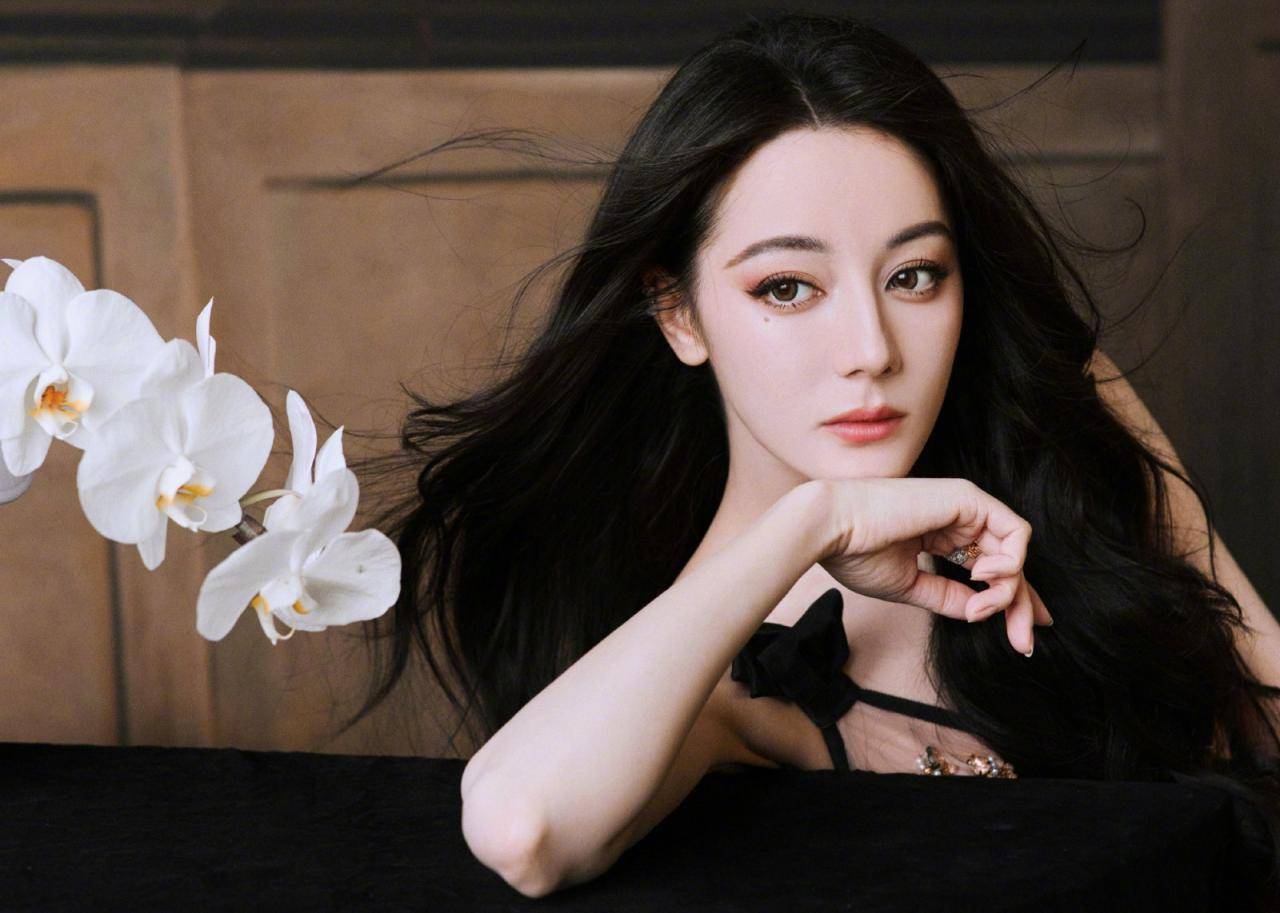 迪丽热巴粉系朦胧纱裙穿着参加香水展览活动写真，优雅古典美，氤氲浪漫温柔