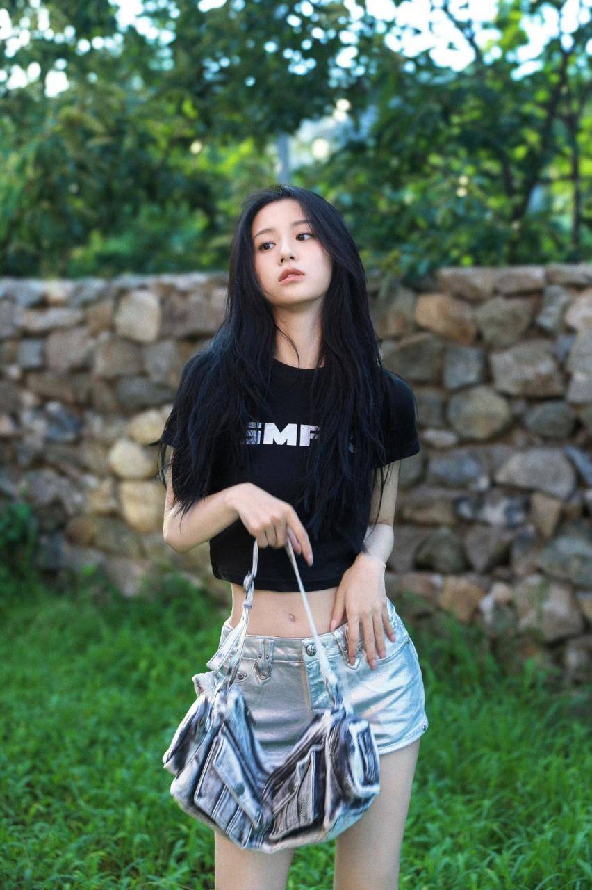 包上恩户外美拍写真，穿着紧身黑色T恤加银色短裤，尽显完美身材小蛮腰美腿写真图集