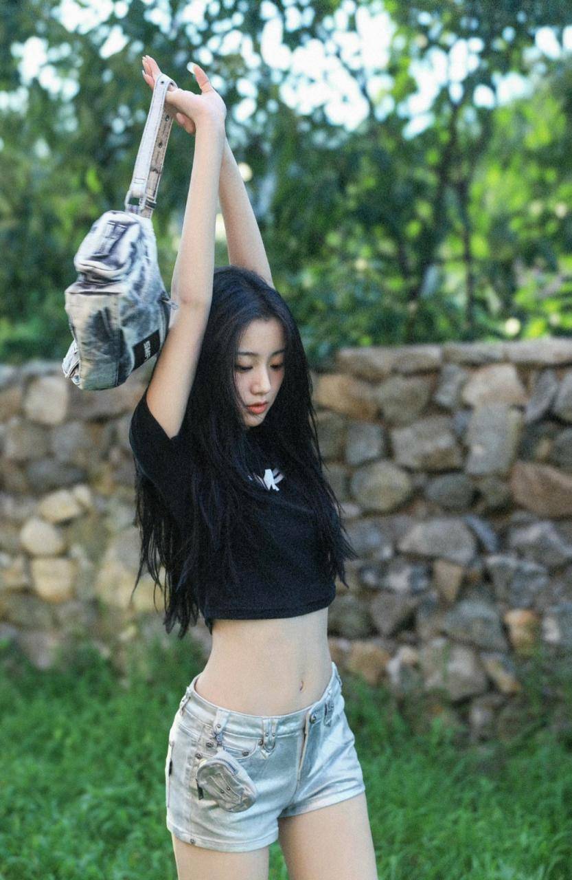 包上恩户外美拍写真，穿着紧身黑色T恤加银色短裤，尽显完美身材小蛮腰美腿写真图集
