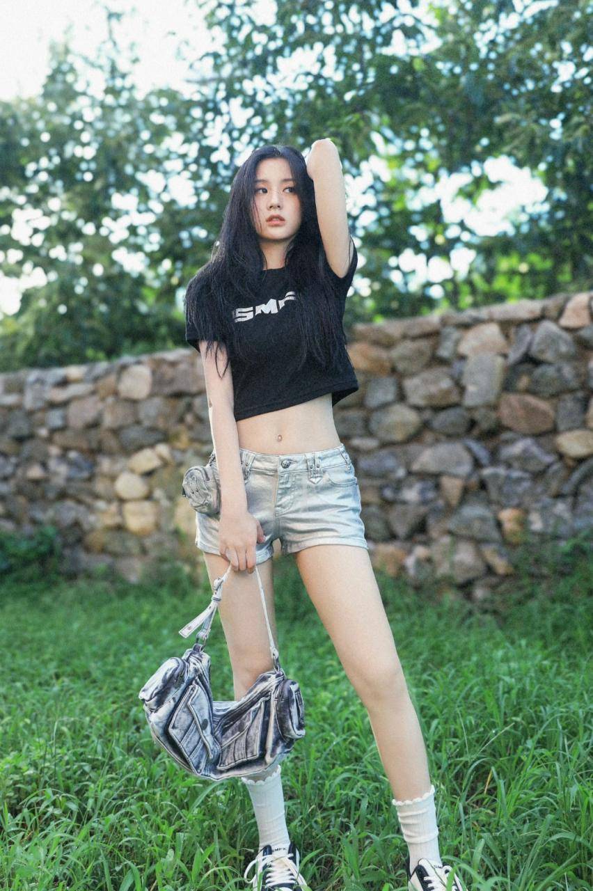 包上恩户外美拍写真，穿着紧身黑色T恤加银色短裤，尽显完美身材小蛮腰美腿写真图集