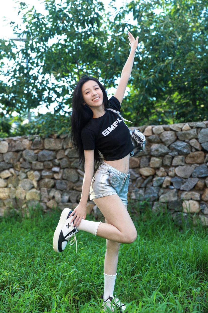 包上恩户外美拍写真，穿着紧身黑色T恤加银色短裤，尽显完美身材小蛮腰美腿写真图集