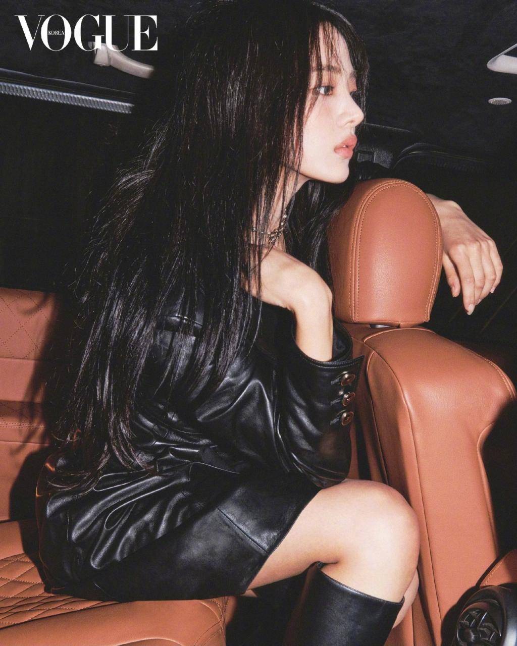 金玟池电子刊封面服饰写真画报，多套不同服饰之间，演绎又酷又美的香家女孩气质