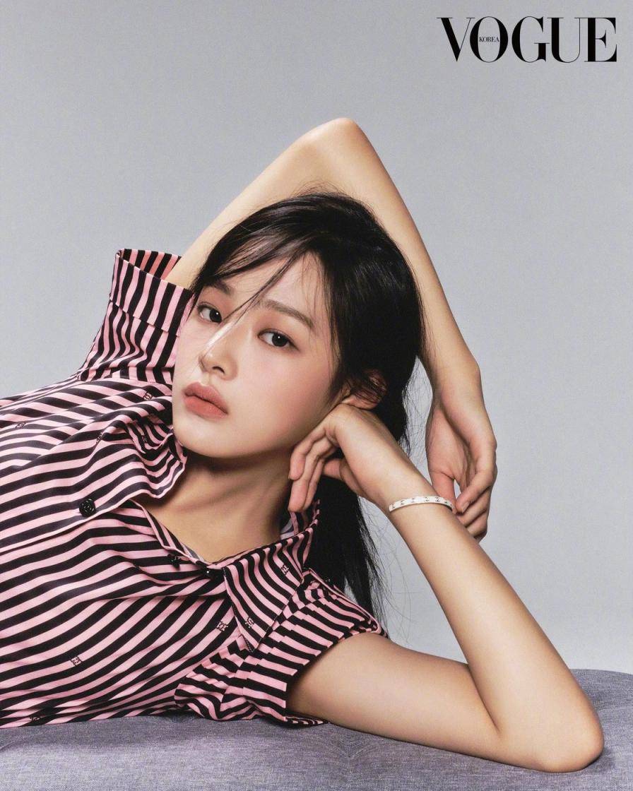 金玟池电子刊封面服饰写真画报，多套不同服饰之间，演绎又酷又美的香家女孩气质