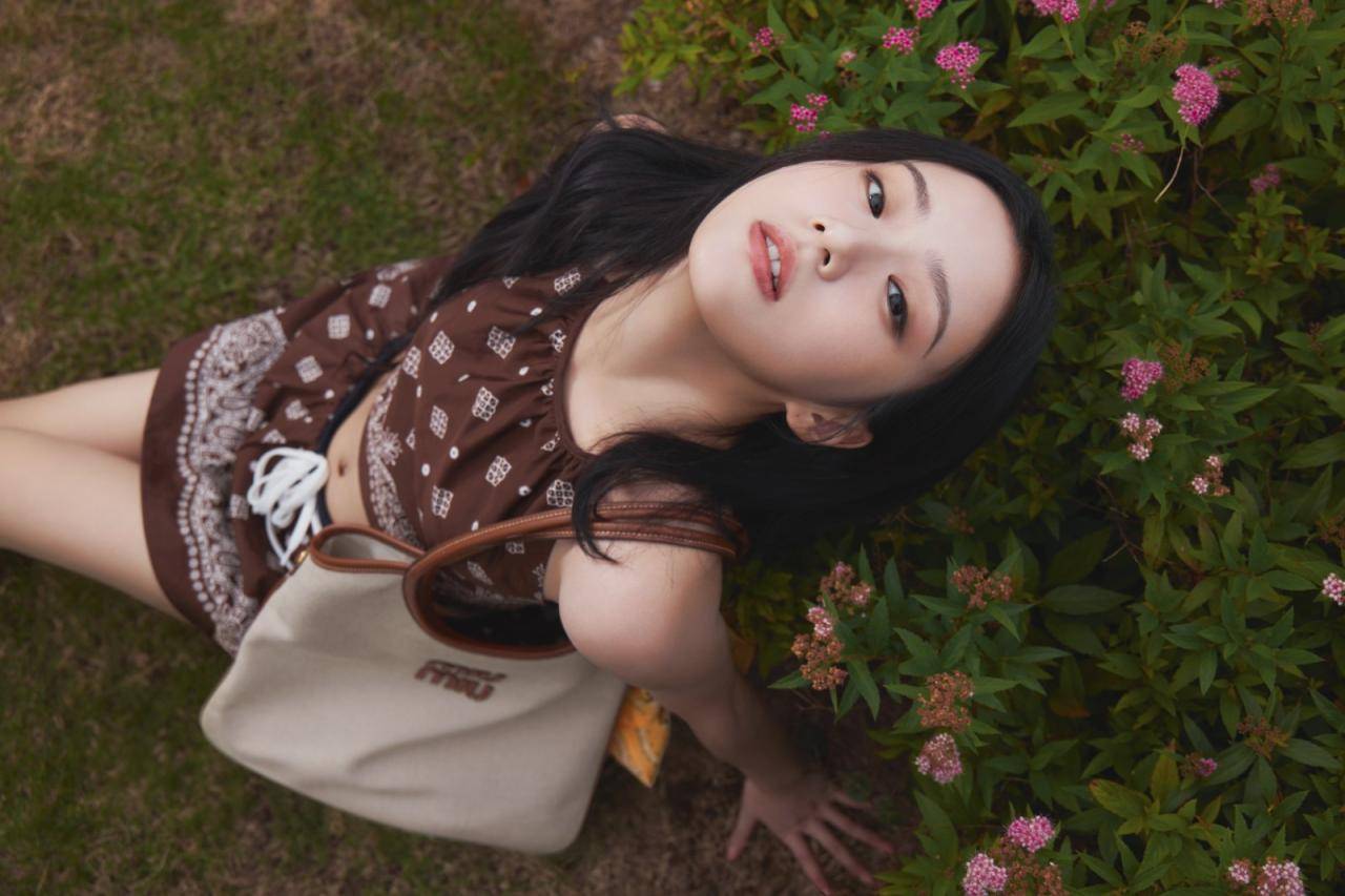 包上恩夏日写真， 包上恩身着棕色吊带肚兜短裙套装养眼穿搭夏日户外写真美照