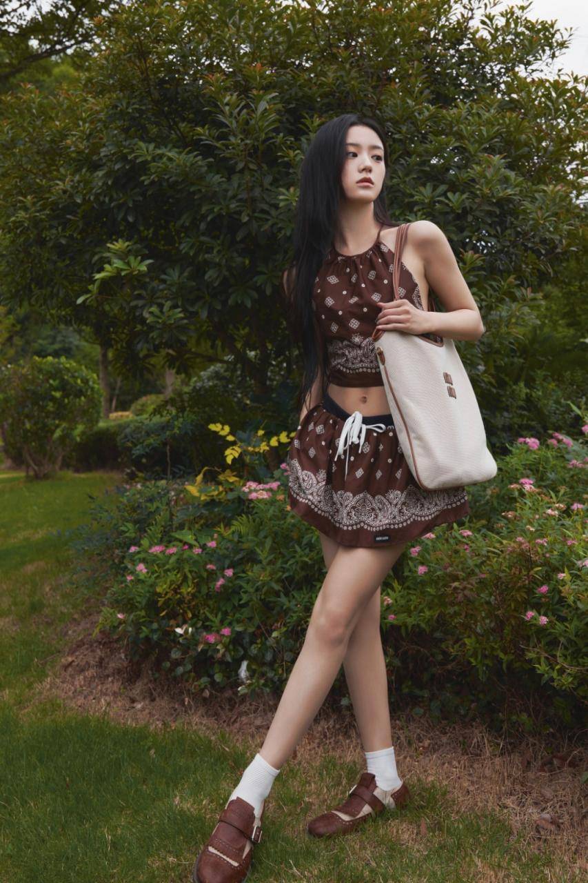 包上恩夏日写真， 包上恩身着棕色吊带肚兜短裙套装养眼穿搭夏日户外写真美照