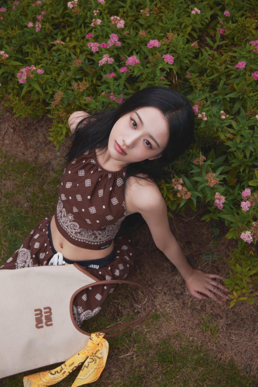 包上恩夏日写真， 包上恩身着棕色吊带肚兜短裙套装养眼穿搭夏日户外写真美照