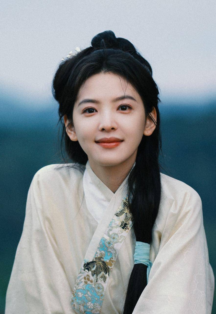章若楠古装白裙穿搭户外茶馆写真，尽显曼妙身姿，如那杨柳在风中摇曳