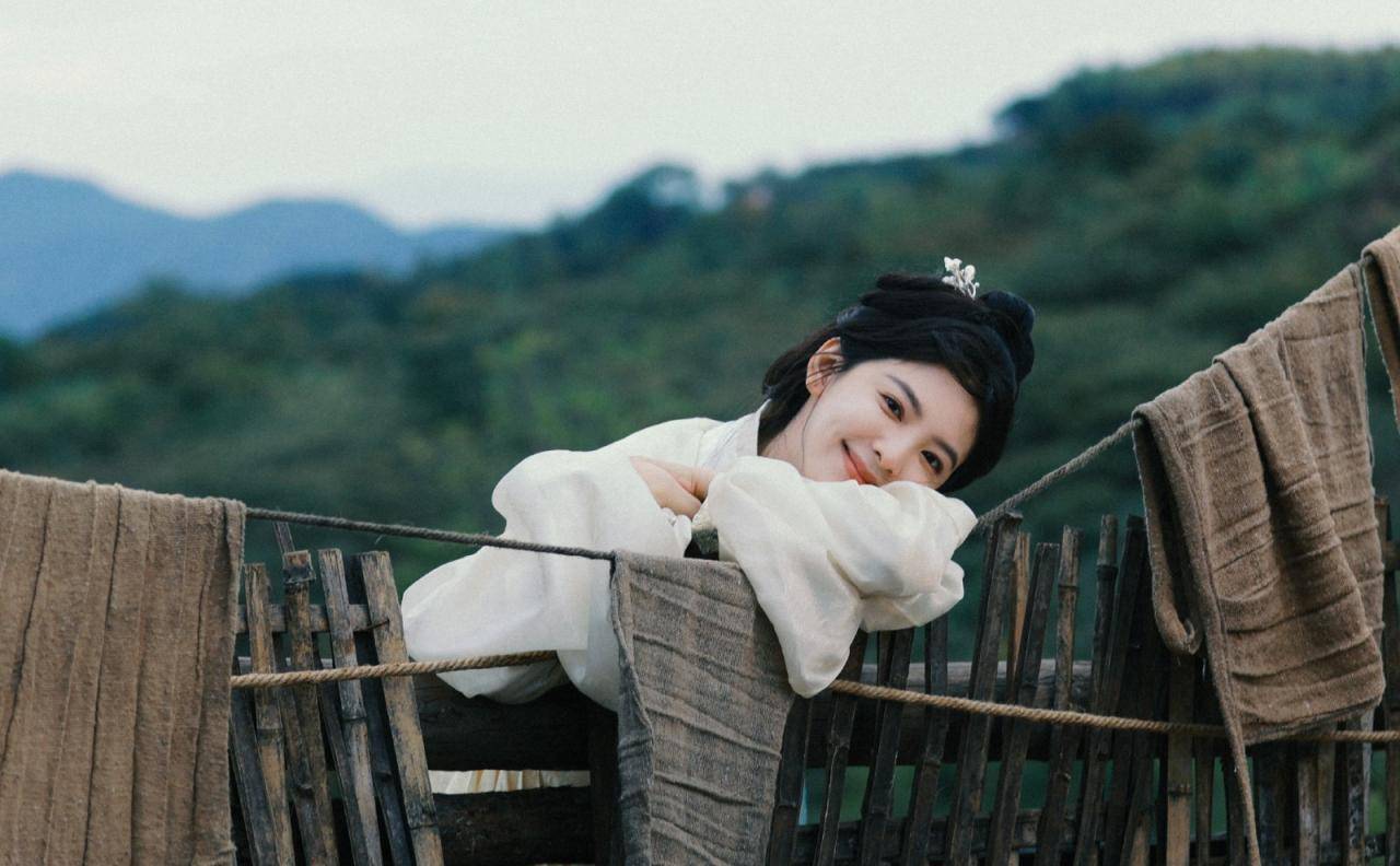 章若楠古装白裙穿搭户外茶馆写真，尽显曼妙身姿，如那杨柳在风中摇曳