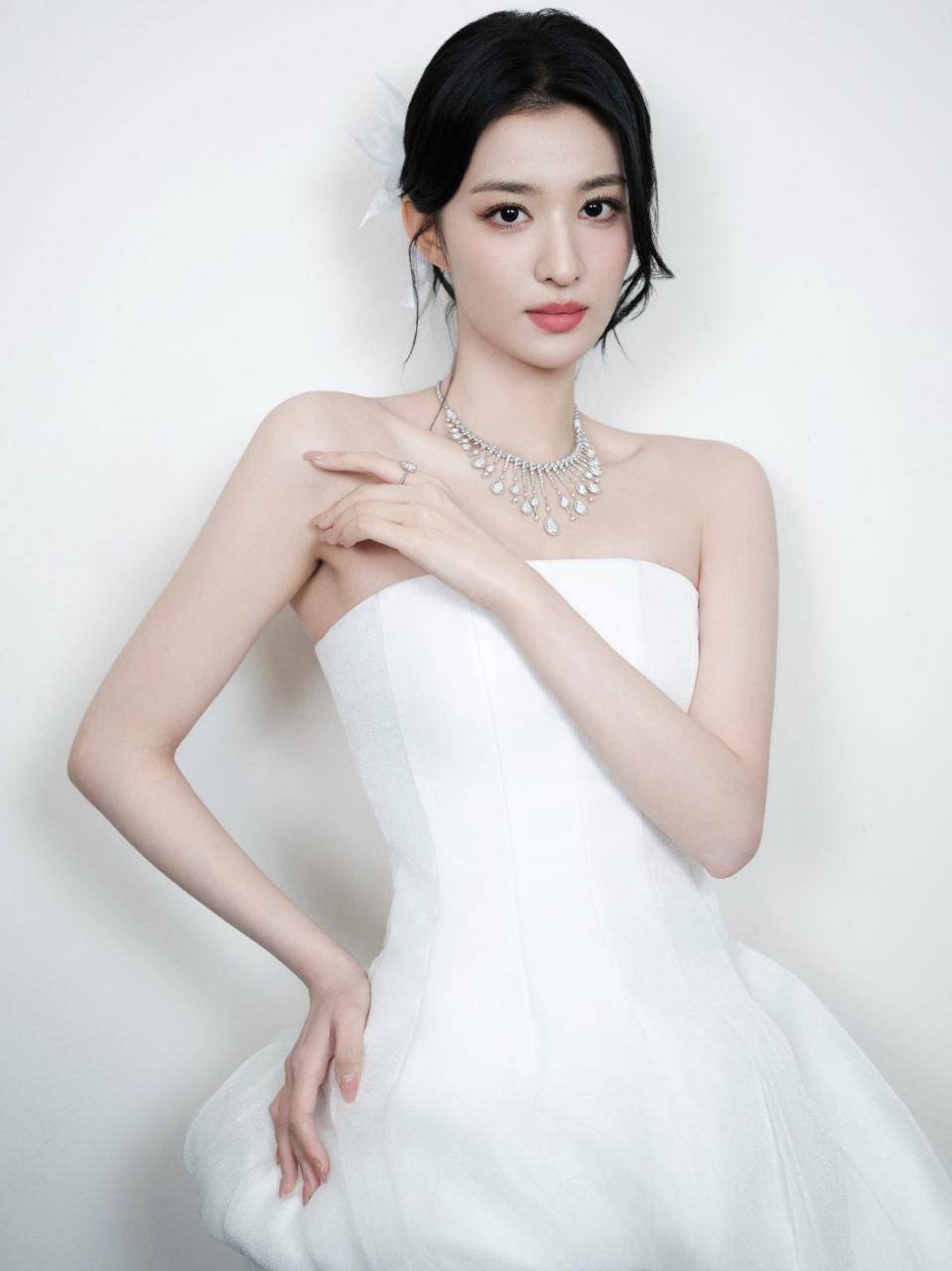 王楚然一袭纯白色抹胸长裙优雅甜美气质写真