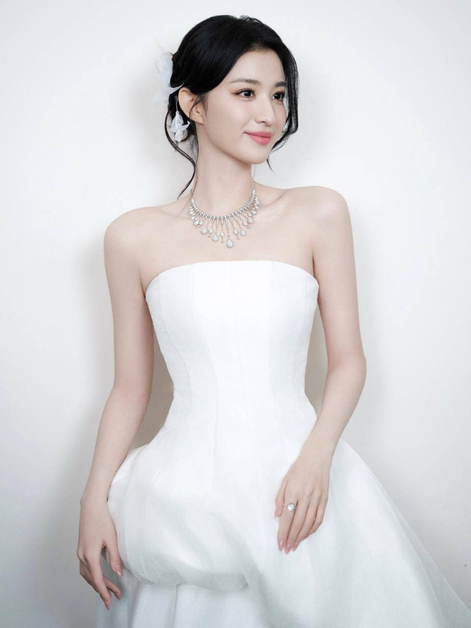 王楚然一袭纯白色抹胸长裙优雅甜美气质写真