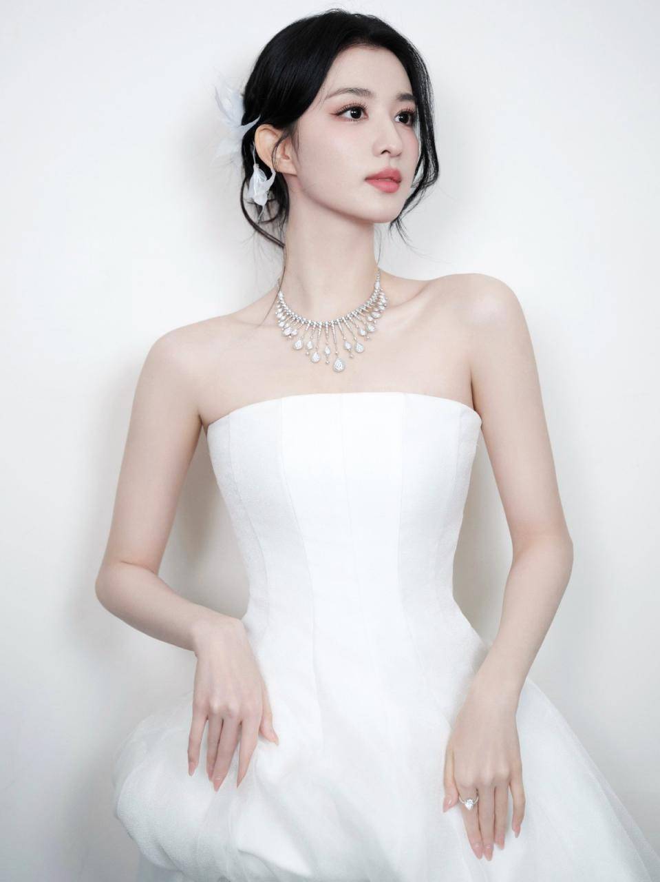 王楚然一袭纯白色抹胸长裙优雅甜美气质写真