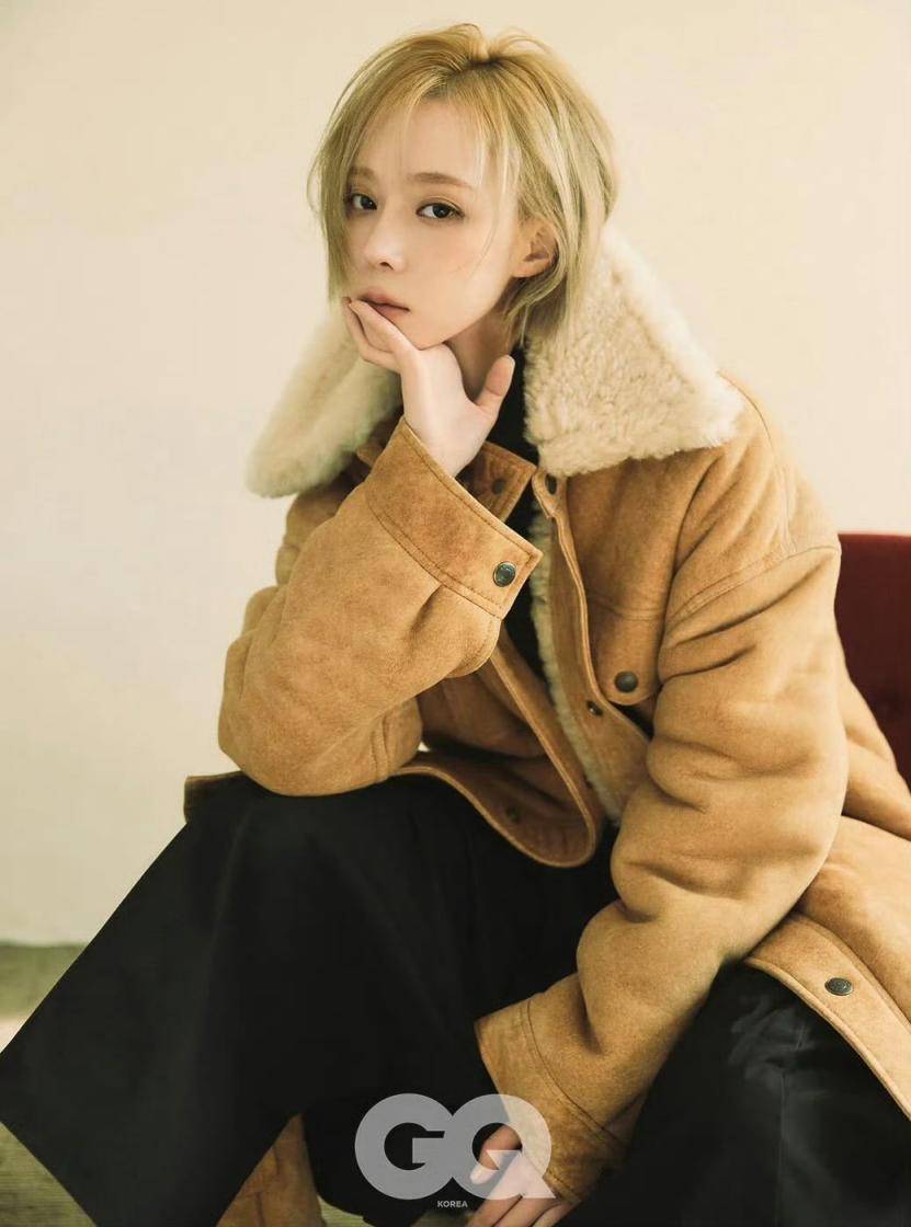 金玟庭 GQ Korea 12月刊年度人物时尚冬装出镜，利落金色短发，个性十足