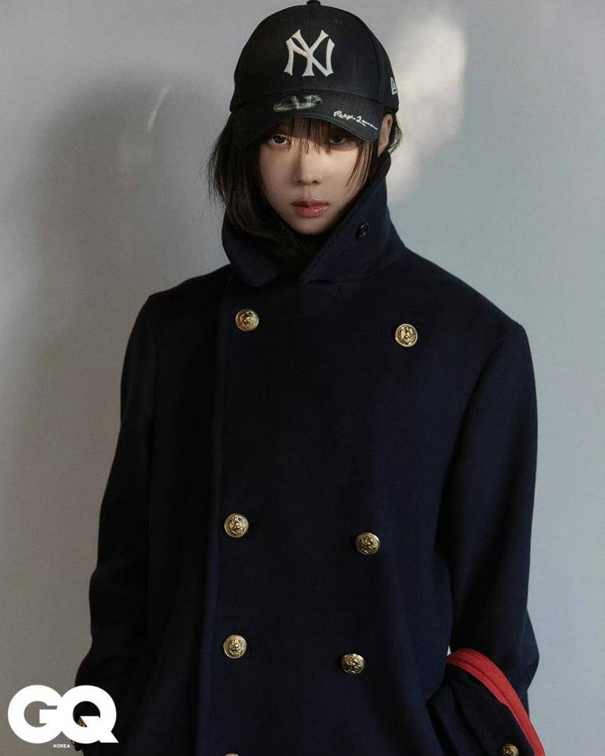 金玟庭 GQ Korea 12月刊年度人物时尚冬装出镜，利落金色短发，个性十足