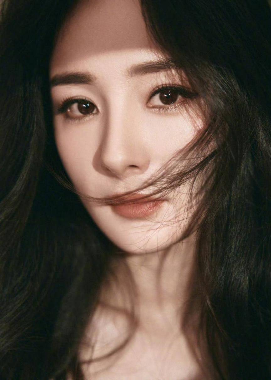 杨幂一袭黑色丝绒高定礼服着装，氤氲温柔妩媚气质写真套图