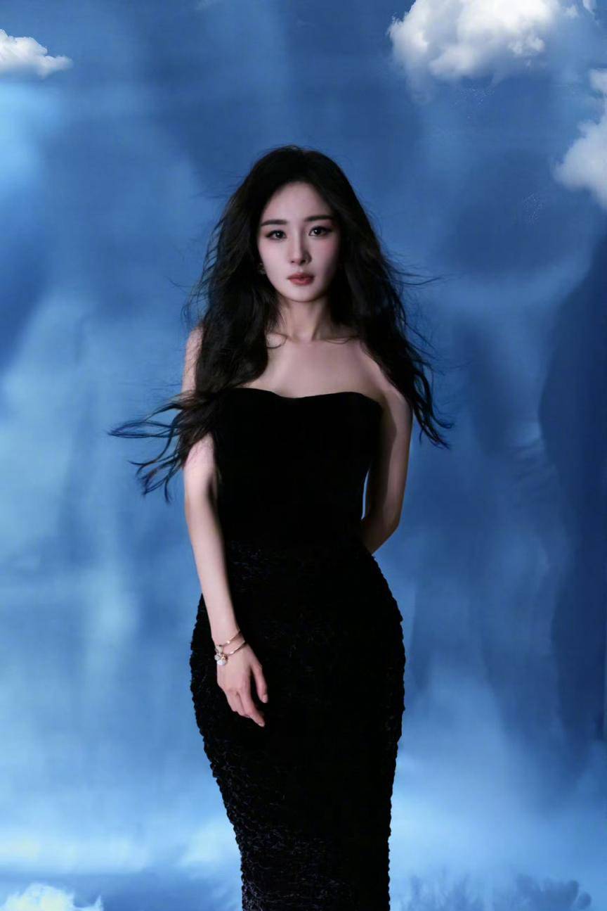 杨幂一袭黑色丝绒高定礼服着装，氤氲温柔妩媚气质写真套图