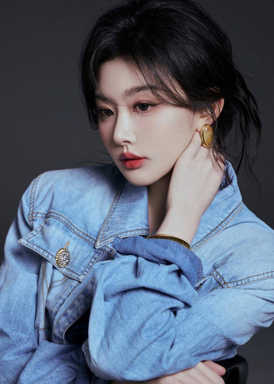 孔雪儿牛仔夹克搭配格纹开叉裙个性时尚写真