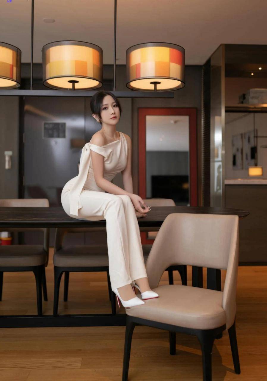 漂亮，好看，身材苗条的白皙00后美女休闲毛衣加短裤随心自由私房写真照