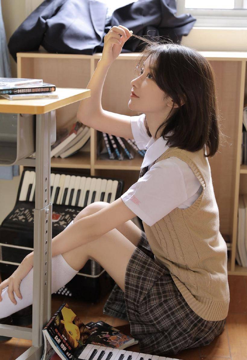 纯纯的感觉很清新，制服学生妹子可爱居家私房写真照