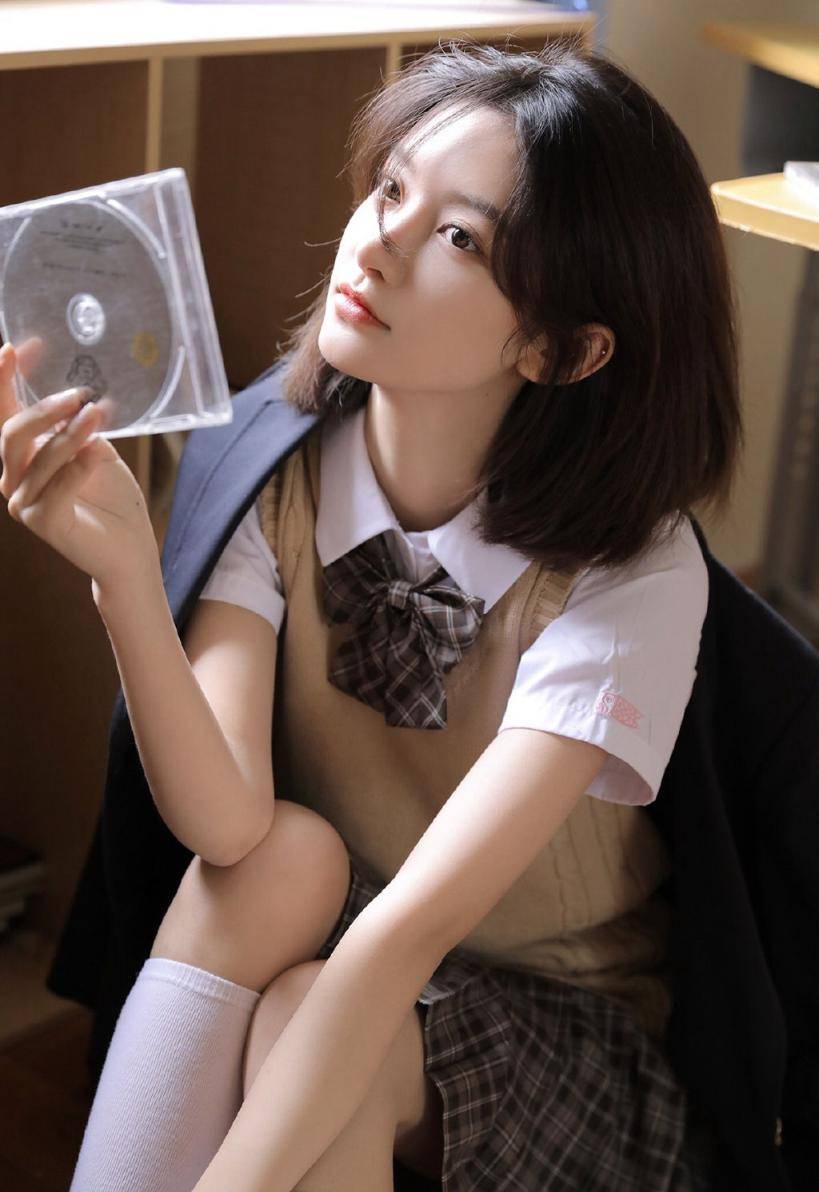 纯纯的感觉很清新，制服学生妹子可爱居家私房写真照