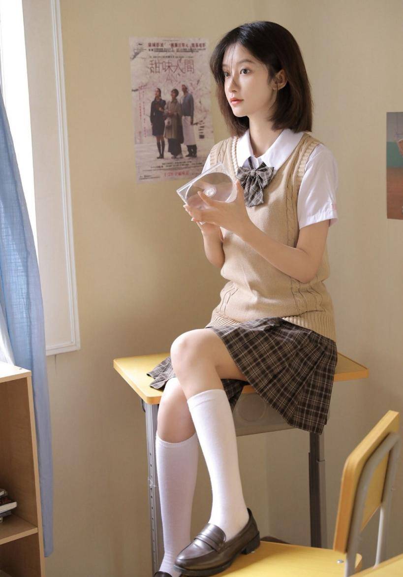 纯纯的感觉很清新，制服学生妹子可爱居家私房写真照