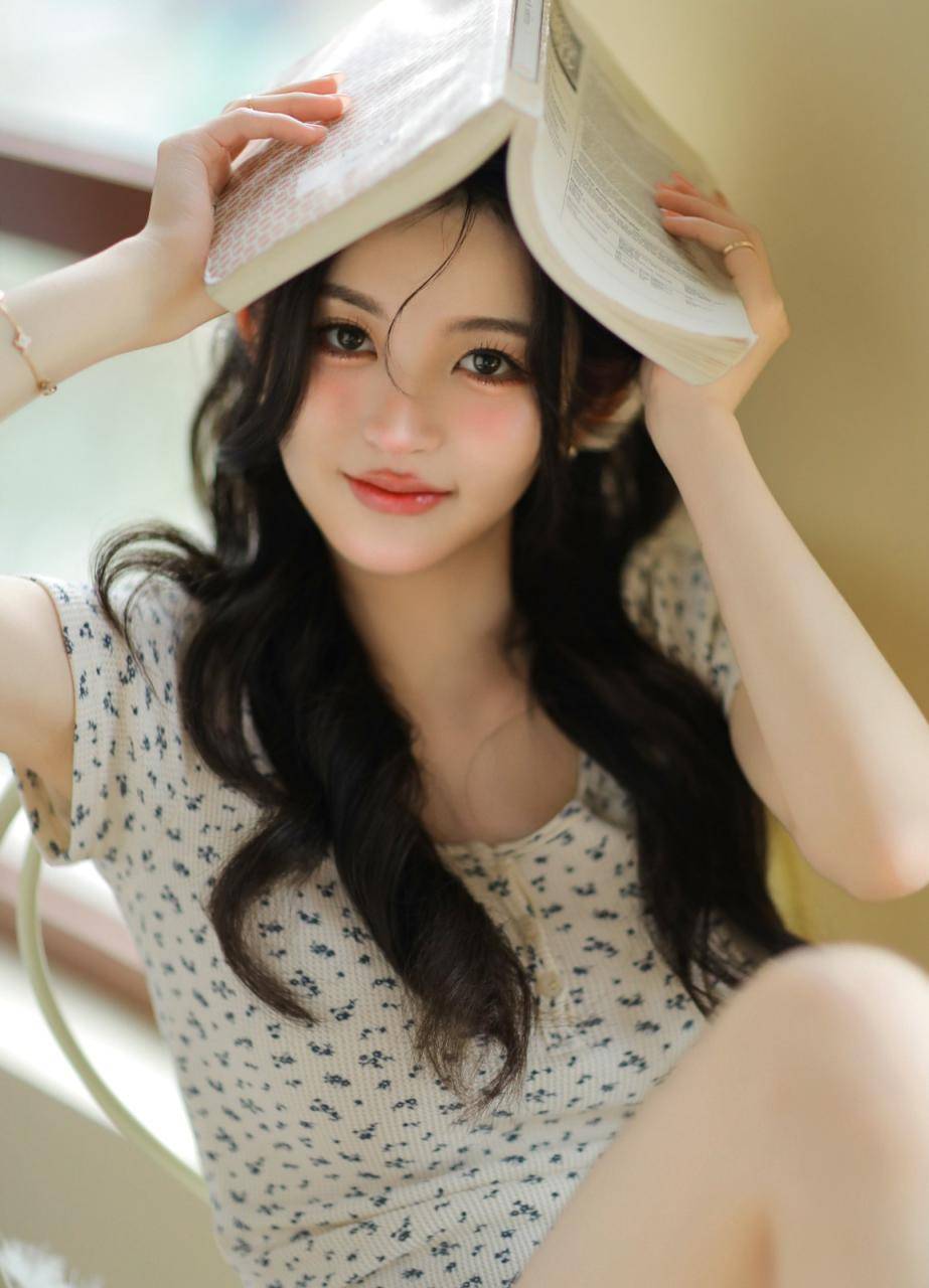 00后美女校花饶嘉迪小碎花休闲居家服穿着温馨柔美高清写真图片