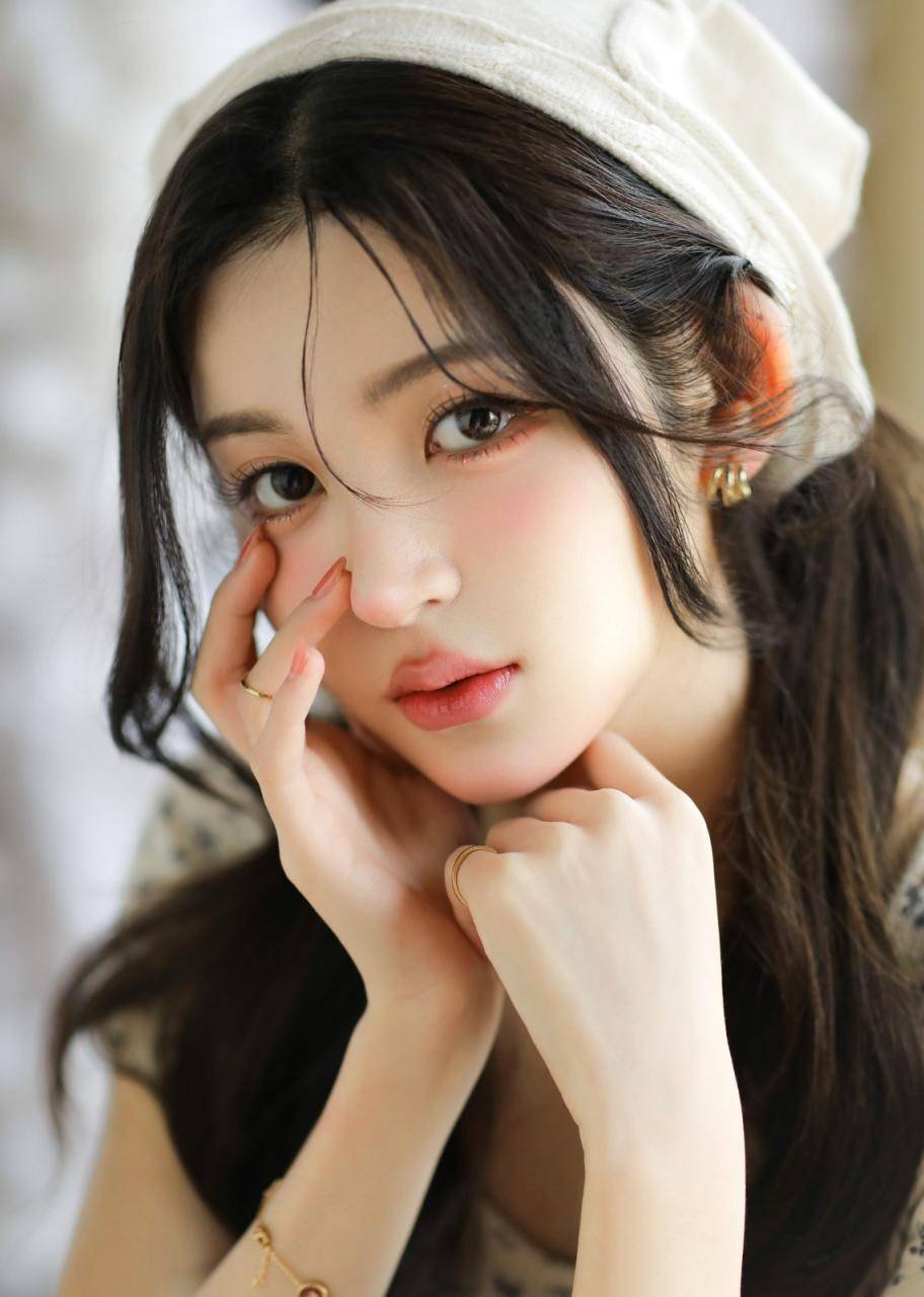 00后美女校花饶嘉迪小碎花休闲居家服穿着温馨柔美高清写真图片