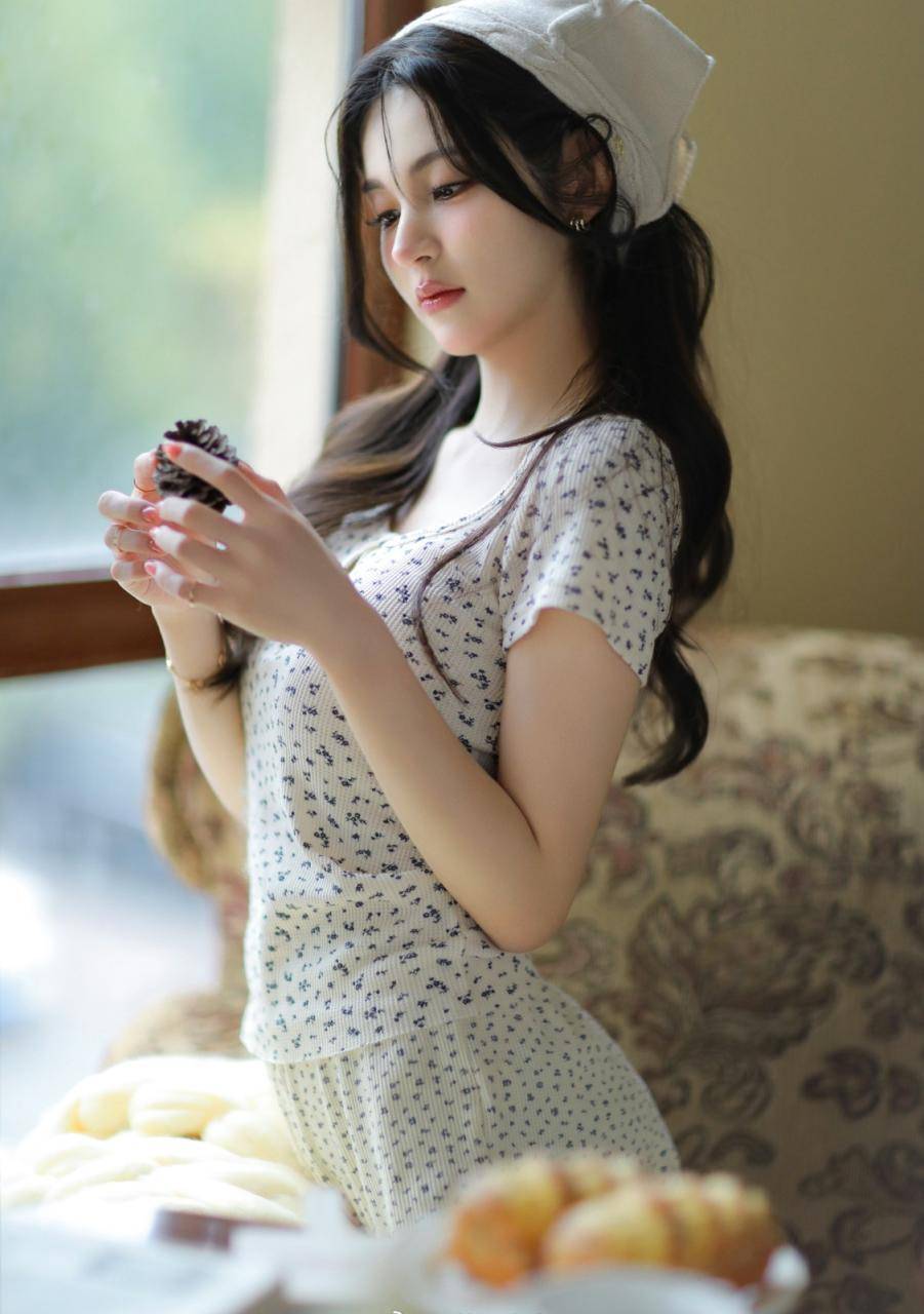 00后美女校花饶嘉迪小碎花休闲居家服穿着温馨柔美高清写真图片