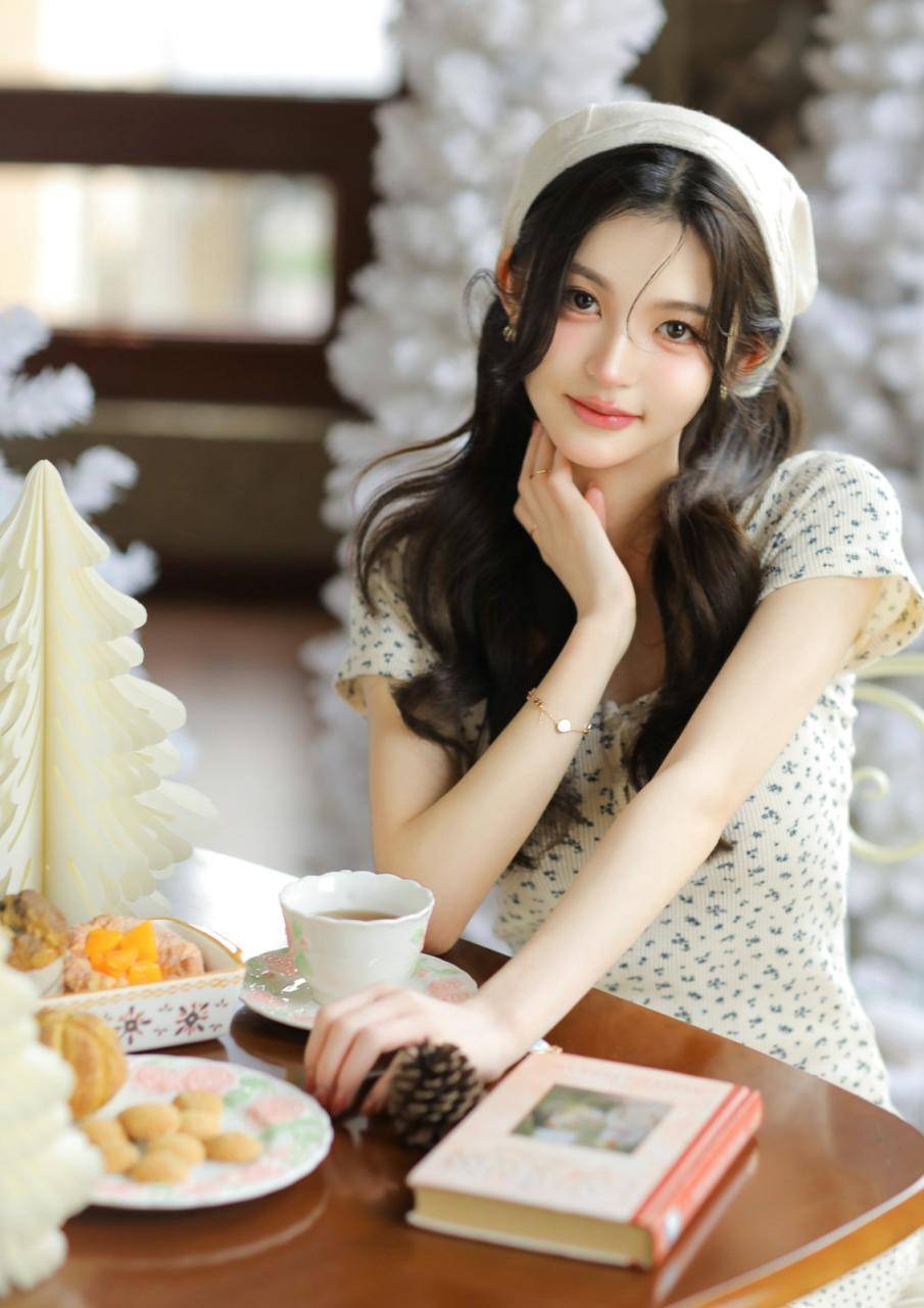 00后美女校花饶嘉迪小碎花休闲居家服穿着温馨柔美高清写真图片