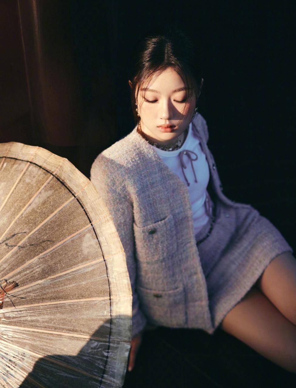 单依纯浅粉色斜纹软呢套装杭州看秀，东方少女，尽显优雅迷人气质