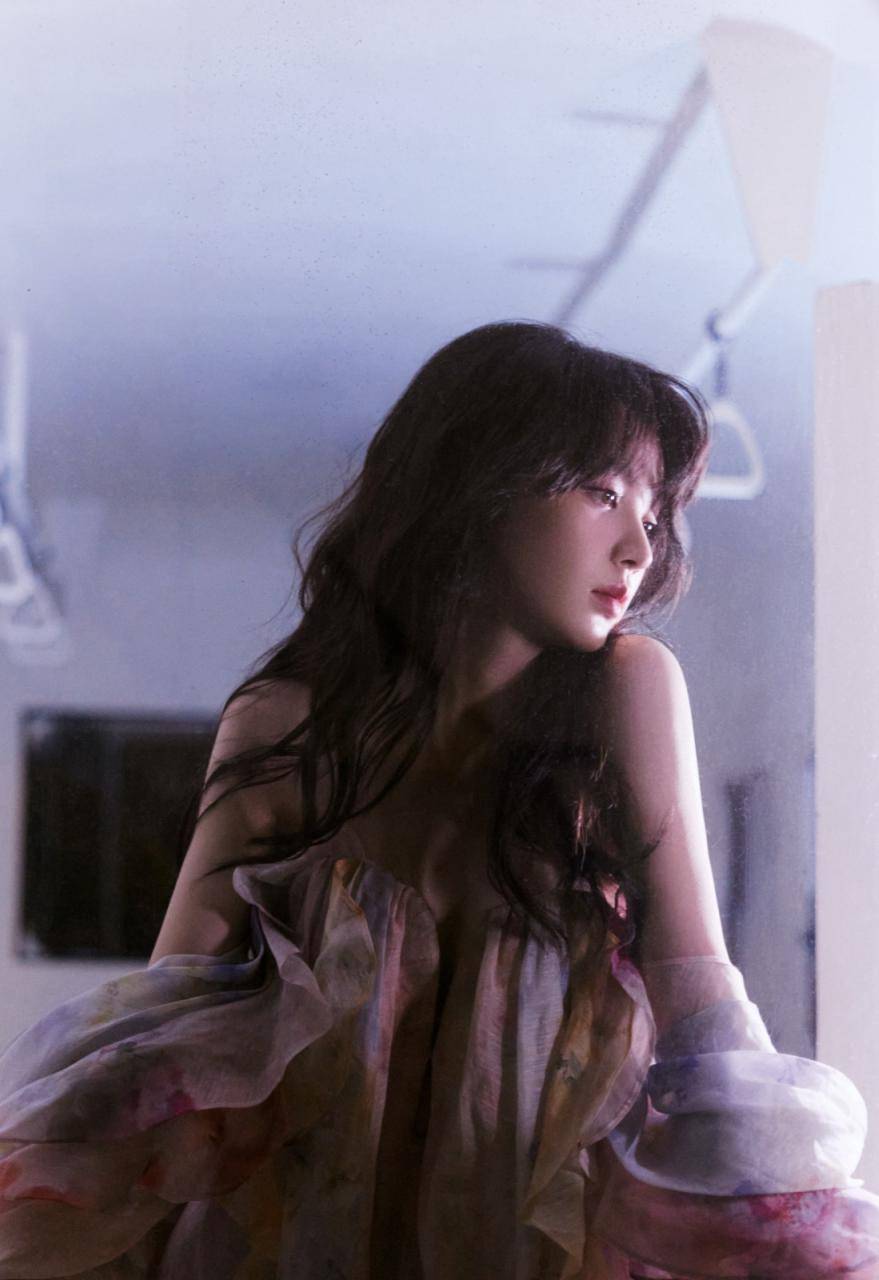 田曦薇浪漫低胸印花蓬松裙穿着车站甜美街拍写真图集