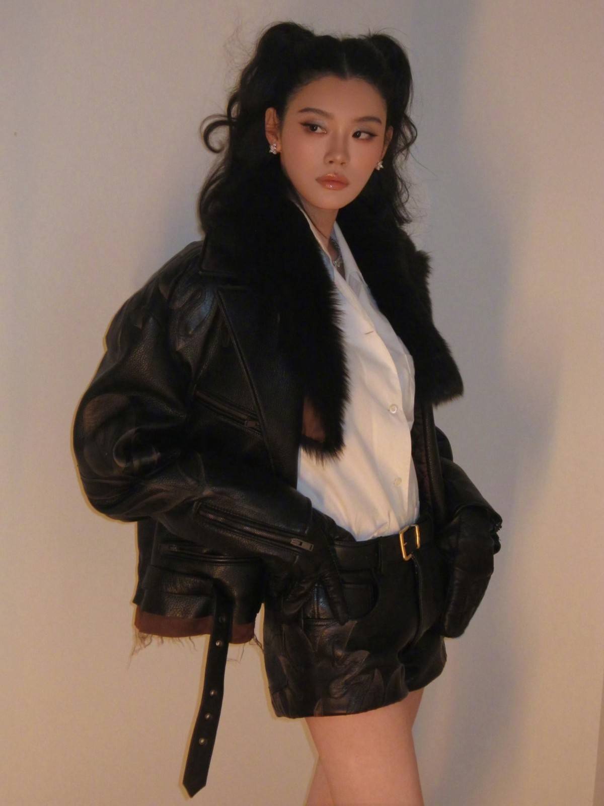 奚梦瑶轻松驾驭拽姐风格，双马尾+毛领深咖皮夹克和短裤，超模大长腿，气场满满