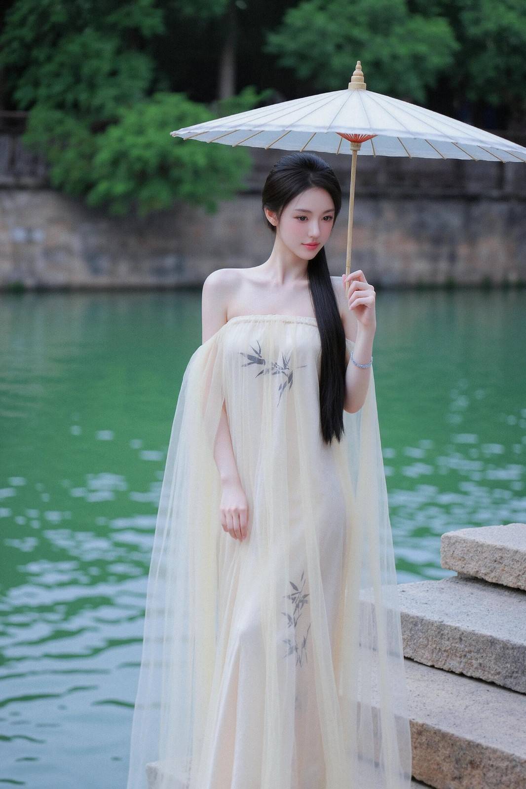 婉约如诗，如水，你温柔入画，手拿摇扇汉服装古装抹胸长裙美女小镇写真图集