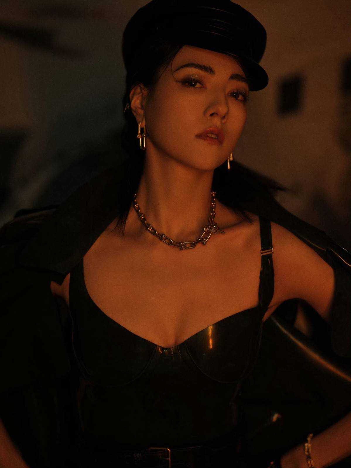 娜然化身暗夜女王，一袭紧身皮衣皮帽套装穿搭，尽显完美身材酷飒写真图片